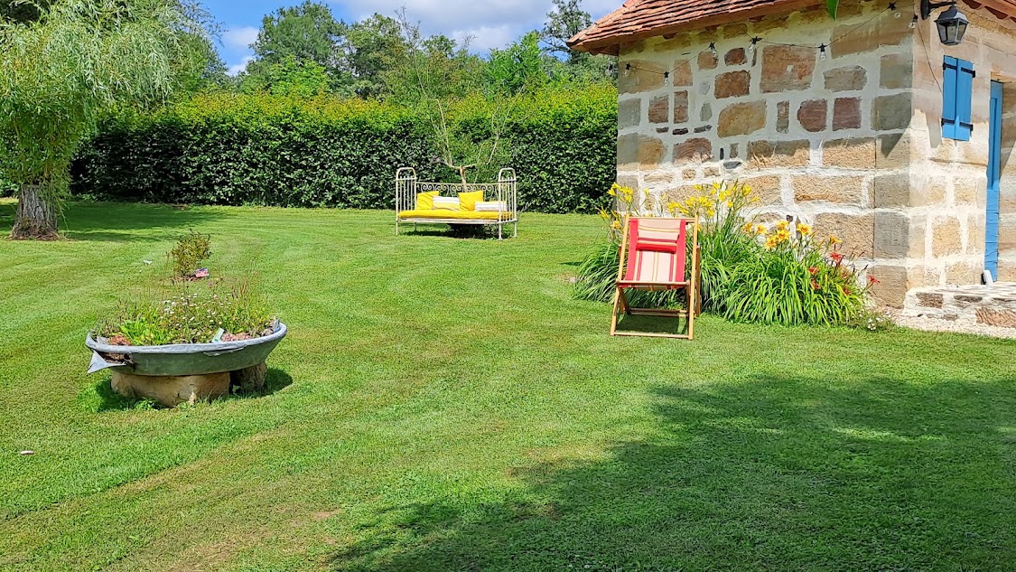 Jardin fleuri et façade en pierre